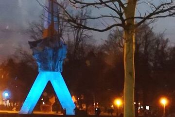 Pomnik Walki i Pracy czyli popularna „Żyrafa” rozświetliła się na niebiesko lucyna-dlugon Logopeda, Neurologopeda